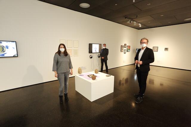 Mitten im "Kunstraum Steiermark" stehen Kuratorin Petra Hammer-Maier, Kurator Günther Holler-Schuster und Kulturlandesrat Christopher Drexler.