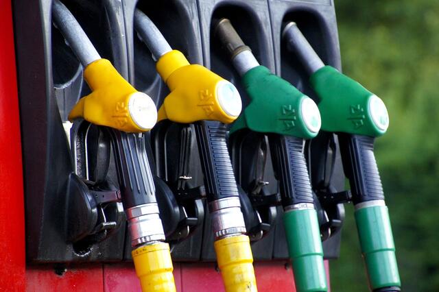 Diesel verbilligte sich um 11,6 Prozent, Superbenzin wurde 10,7 Prozent günstiger.