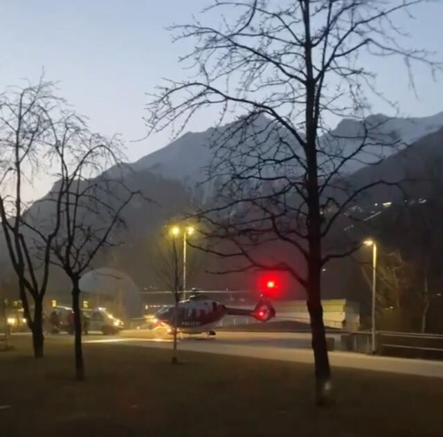 Sucheinsatz nach Lawine in der Arzler Scharte, der Polizeihubschrauber bei der Zwischenlandnung in der Reichenau.