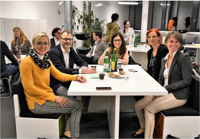 Kolleginnen im Austausch mit Unternehmern im Rahmen der Initiative 'Lehrer in die Wirtschaft'. | Foto: HAK 1 International Klagenfurt