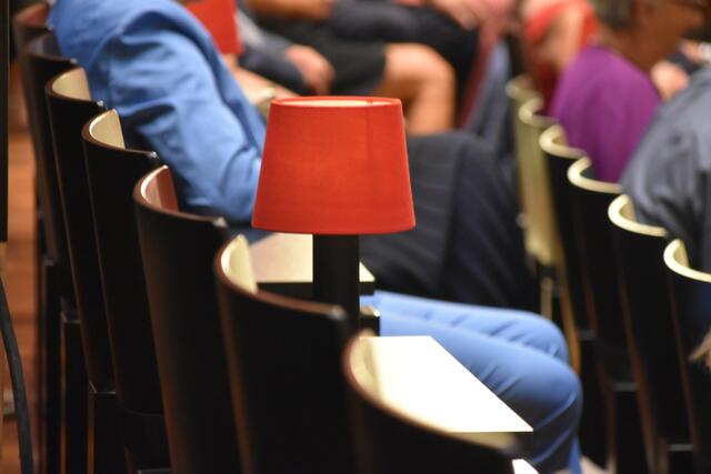 Sicherheit im Festspielhaus: Einige Sitzplätze werden wohl auch zu Ostern frei bleiben müssen.