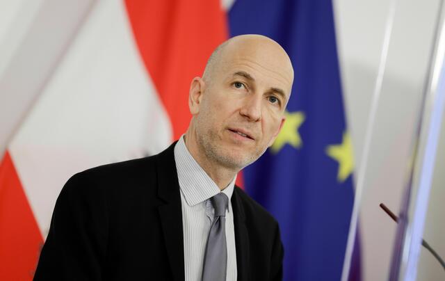Wie Arbeitsminister Martin Kocher (ÖVP) heute bei einer aktuellen Pressekonferenz bekannt gab, sind aktuell rund 513.000 Menschen in Österreich ohne Job. Keine guten Nachrichten gibt es auch von der Kurzarbeit, denn diese ist gestiegen: Aktuell sind 20.000 Personen mehr in Kurzarbeit als in der Vorwoche.
