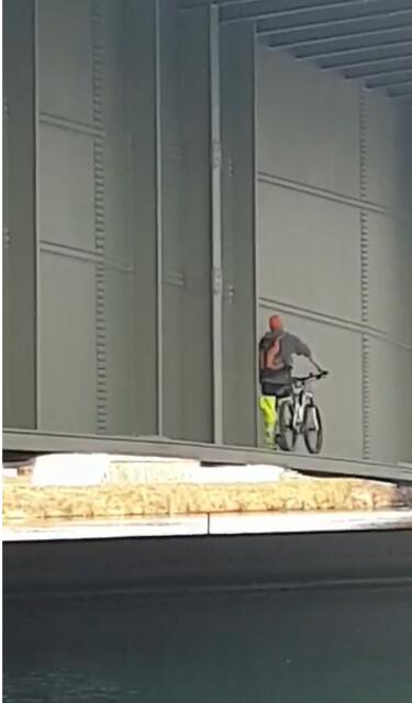 Dieser Radfahrer überschritt die Grenze "unter" der Autobahnbrücke.  | Foto: ZOOM.Tirol