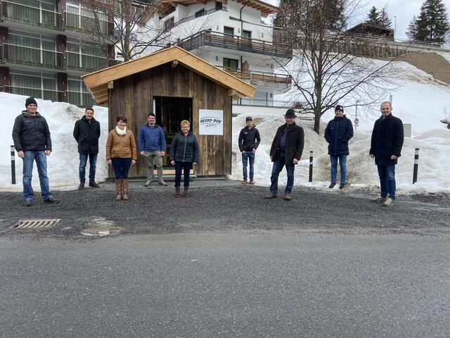 Zu Besuch bei einem wertvollen regionalen Projekt (vl.): Ortsbauernobmann Thomas Strolz, Bauernbunddirkektor BR Dr. Peter Raggl, LK-Vize Helga Brunschmid, Eierproduzent s’Arlberg Ei Mario Matt, Bezirksbäuerin Gertrud Denoth, Obmann JB/LJ Anton Propst, Bezirksbauernobmann Elmar Monz, Bürgermeister Helmut Mall und LK-Präsident NR Josef Hechenberger (v.l.).