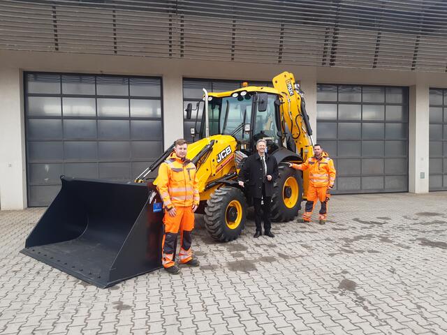 Begeistert vom neuen Baggerlader: Bauhofleiterstellvertreter Horst Morgenbesser, der zukünftig die Wartung vornehmen wird, Bürgermeister Friedrich Quirgst und Bauhofleiter Eduard Weintraud. | Foto: Gemeinde Deutsch Wagram