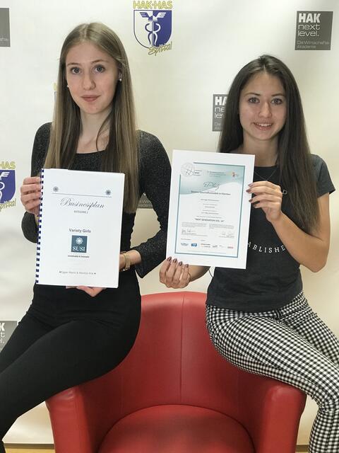 Marie Egger (links) und Ana Markija holten für ihr nachhaltiges Geschäftskonzept den 1. Platz in der Landeswertung für die beste Geschäftsidee. | Foto: HAK Spittal/Drau