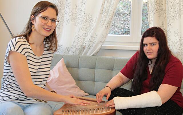 Therapeutin Kerstin Ninaus und Bewohnerin Bianca (Gipshand rührt von einem Sturz) - Wohlklang bei der Musiktherapie