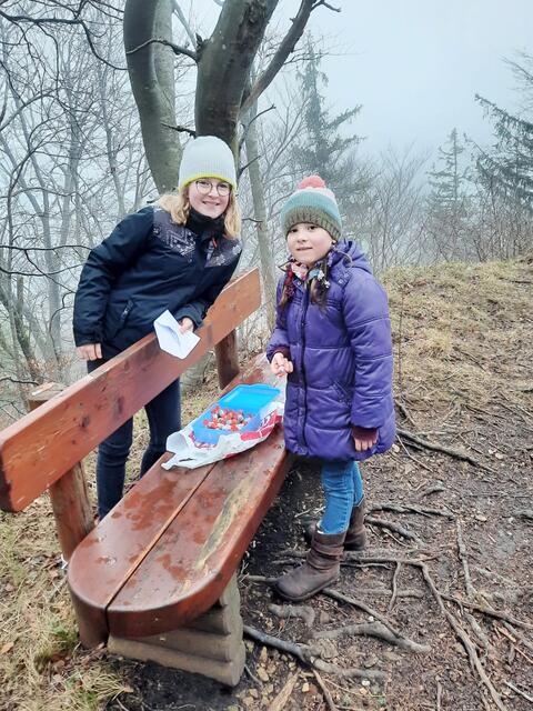 Viola und Ida auf der Suche nach den Cashes.