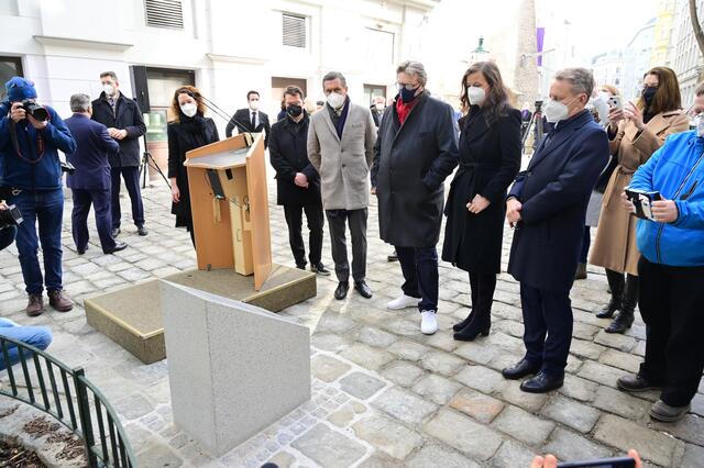 Mitglieder der Stadtregierung waren bei der Enthüllung anwesend.