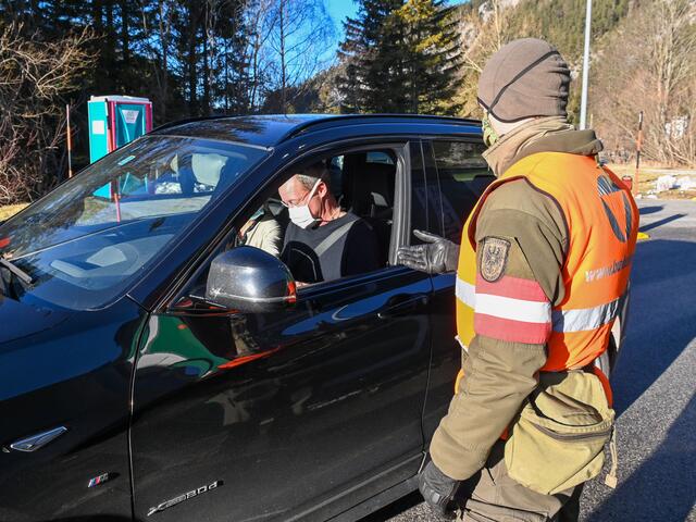 Das deutsche Innenministerium bestätigte heute, dass die Kontrollen zwischen Tirol und Deutschland bis 3. März fortgeführt werden.  | Foto: zeitungsfoto.at