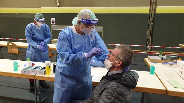 Bezirksgeschäftsleiter des Roten Kreuzes in Braunau, Herbert Markler, beim Antigen-Test. | Foto: ÖRK/LV OÖ Rupp
