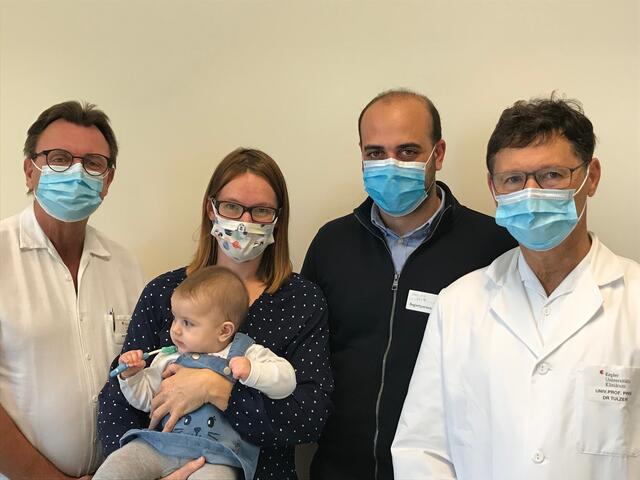 Gerettet durch eine Herz-OP im Mutterleib: Die kleine Marlene mit ihren Eltern Michaela und Raymond Badr sowie den Ärzten Wolfgang Arzt und Gerald Tulzer.  | Foto: KUK Kepler Universitätsklinikum