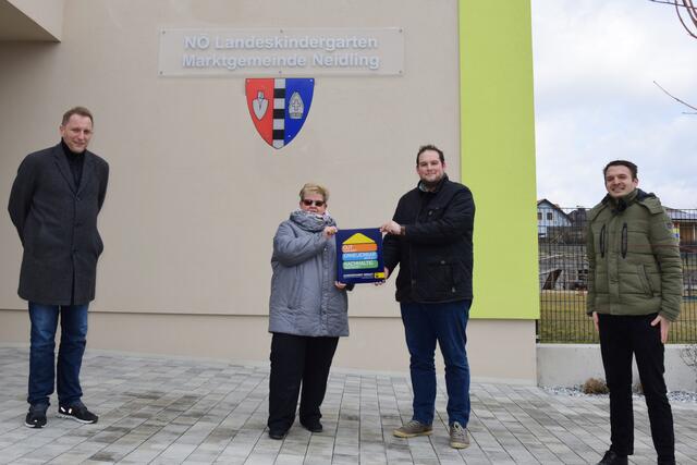 Energiebeauftragter Thomas Tiefenbacher, Vizebürgermeisterin Edith Pruckner und Bürgermeister Stefan Klammer gemeinsam mit Regionsleiter NÖ-Mitte Martin Ruhrhofer beim erhalt der Auszeichnung "Ausgezeichnet gebaut in NÖ" für den mustergültig errichteten Kindergarten.