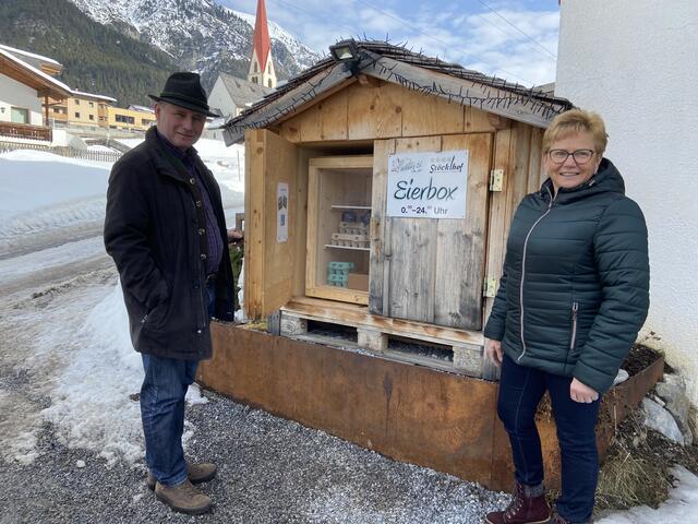 Bezirksbauernbomann Elmar Monz und Bezirksbäuerin Gertrud Denoth bei der Eierbox am Stöcklhof von Mario Matt. Mit der Initiative s’Arlberg Ei hat er sich gemeinsam mit seiner Familie einen Zuerwerb am Hof aufgebaut.