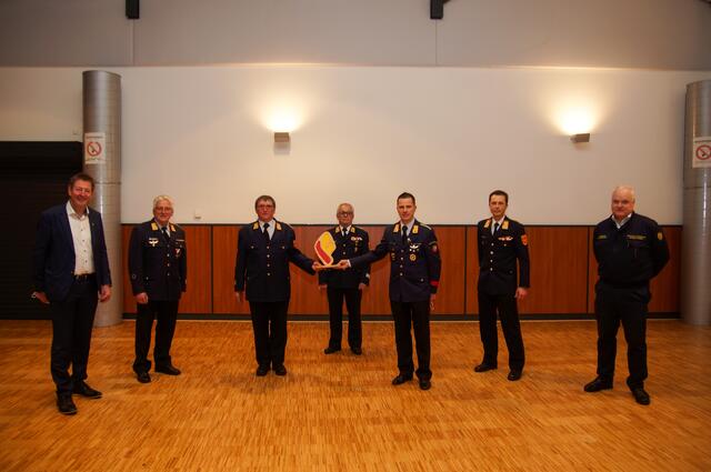 Bezirksfeuerwehrkommandanten-Wahl am 5. Februar in Griffen (v.l.): Bürgermeister Josef Müller, ABI Helmut Malle, BR Werner Opetnik, Ehren-OBR Helmut Blažej, OBR Patrick Skubel, LBD Rudolf Robin, Bezirkshauptmann Gert-André Klösch