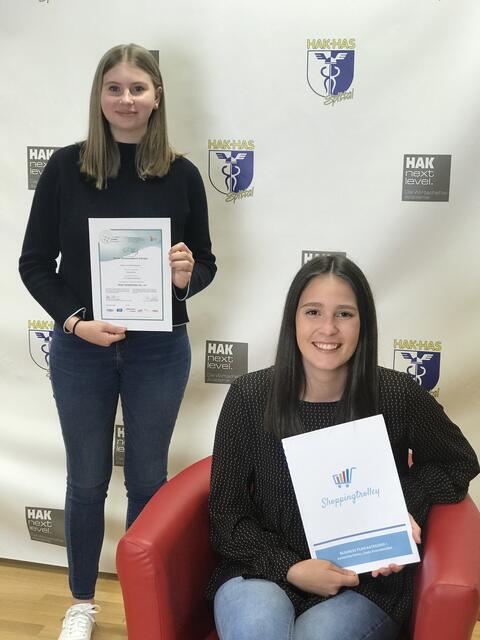 Kreative Köpfe: Katharina Hohm (links) und Linda Kranzelmüller schafftes es mit ihrem Businessplan auf den 1. Platz in der Landeswertung.  | Foto: HAK Spittal/Drau