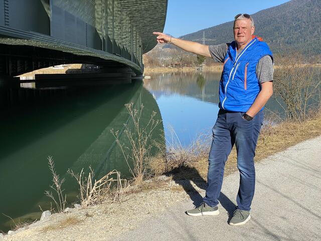 Der Kufsteiner Andreas Hochstaffl (im Bild) filmte die befremdliche Szene eines vermeintlich illegalen Grenzgangs unter der Autobahnbrücke zwischen Ebbs (A) und Kiefersfelden (D).
  | Foto: ZOOM.Tirol