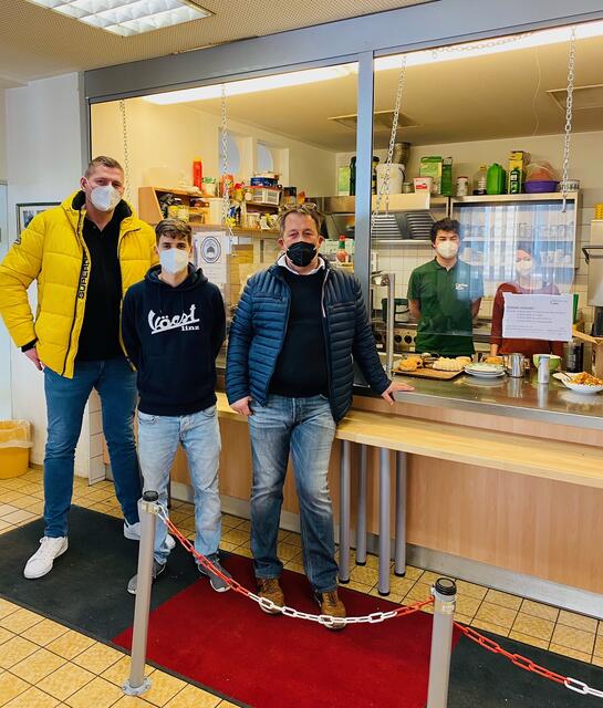 Von links: "das Fiaker"-Chef Tom Weber mit einem Wärmestuben-Mitarbeiter und "Pergwerk"-Betriebsleiter Andreas Breitenfellner.