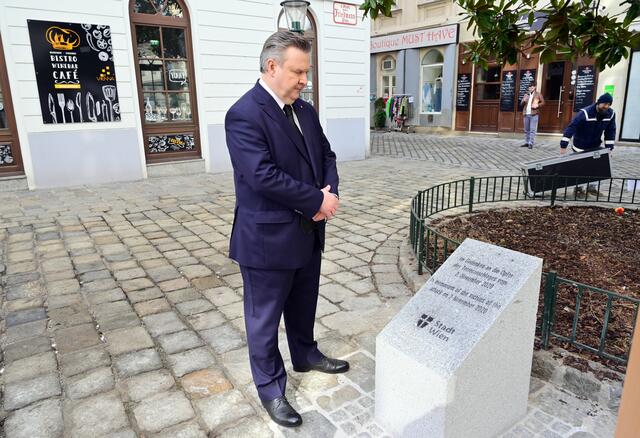 Der Gedenkstein steht am Desider-Friedmann-Platz unweit des Ruprechtsplatzes. Von hier aus startete der Attentäter den Anschlag.