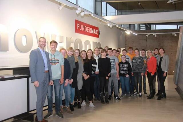 Schülerinnen und Schüler der HAK Althofen mit ihrem Partnerunternehmen Fundermax | Foto: HAK Althofen