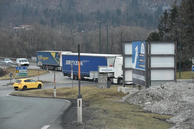 Kritik wird im Leserbrief einerseits zur Oppositionspolitik seitens des OGF Kufstein laut, andererseits geht es um den Tanktourismus in Kufstein und die damit verbundene Verkehrslawine von der Autobahnabfahrt bis zur Eibergbundesstraße.