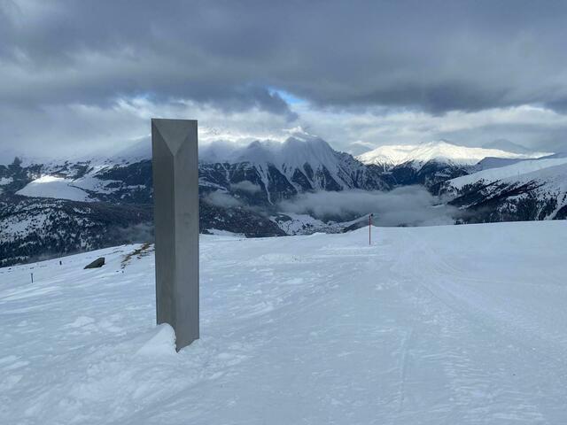 Der erste mysteriöse Monolith im Bezirk Landeck wurde im Jänner knapp 200 Meter von der Bergstation der Zirmbahn entfernt auf etwa 2450 Metern gesichtet. | Foto: Nauderer Bergbahnen AG