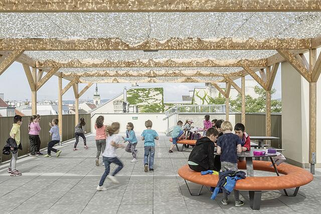 Erweiterung der GTVS Novaragasse/Blumauergasse ausgezeichnet: Am Dachgeschoß sind zwei Freiklassen untergebracht. Schutz vor Sonne und Wind bietet dort eine Pergola. | Foto: Raumkunst ZT GmbH
