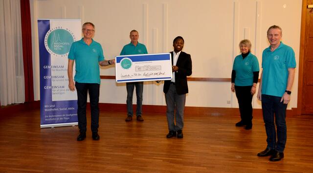 Rudi Polt, Manfred Bauer, Karin Blumberger und Norbert Schmied bei der Spendenübergabe an Salfo Nikiema. Waidhofen. Sozial. Aktiv. unterstützt dadurch ein Hilfsprojekt eines ehemaligen Spendenempfängers. | Foto: Waidhofen. Sozial. Aktiv.