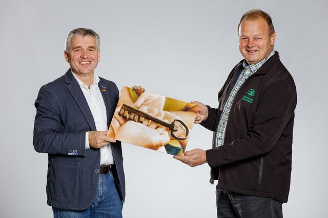 Obmann Franz Uller bekommt den Schlüssel für die Landwirtschaftskammer Südoststeiermark symbolisch von Vorgänger Günther Rauch überreicht. | Foto: LWK Südoststeiermark