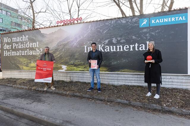 Beim "Out of Home Award" sicherten sich diesmal die Kaunertaler Gletscherbahnen den ersten Platz in der Kategorie Plakat. Im Bild: Fred Kendlbacher (Progress Werbung), Daniel Frizzi (Kaunertaler Gletscherbahnen) und Isabell Mitteregger (ADpartners) (v.li.) | Foto: Progress Werbung