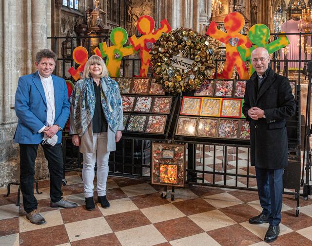 Dompfarrer Toni Faber mit dem Künstler-Ehepaar Susanne Detrüs Habarta und Peter Petrus Habarta.
