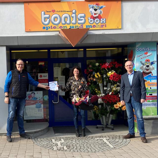 Spielwarenfachhändler Anton Handler und Landesgremialobmann Andreas Auer (r.) gratulierten Tina Schmidt herzlich.