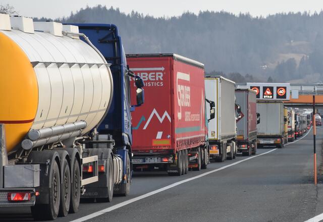 Am Mittwoch früh bildete sich auf der Inntalautobahn in Fahrtrichtung Deutschland ein enormer LKW-Rückstau bei Kufstein. Es ist dies kein Einzelfall.  | Foto: ZOOM.Tirol