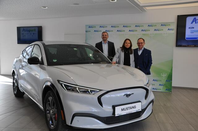 Autopark-Gesamtverkaufsleiter Micha-Emanuel Hauser und Autopark-Inhaber Michael und Sonja Mayr sind vom neuen Elektroauto der Marke Ford begeistert. | Foto: Kapferer