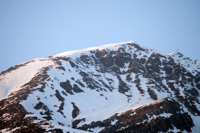 Bild 08_# 3421: Blick in Richtung Norden (Rauher Kopf) am 24.02.2021 um 19 Uhr. Weiches Streiflicht von der untergehenden Sonne im Westen und sonst schon relativ gute Sicht. | Foto: © by Ing. Günter Kramarcsik