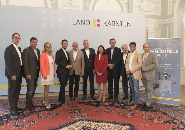 Das Team der Wirtschaftsombudsstelle mit Landesrat Sebastian Schuschnig (Vierter von links)