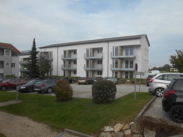 Die Architektur des Hauses: eine geradlinige schlichte Form mit Satteldach und freundlicher Fassadengestaltung.