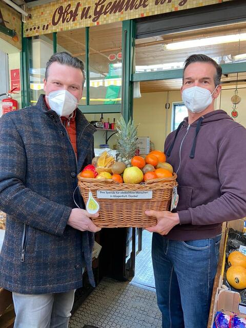 Vizebürgermeister Wolfgang Germ beim Marktstand von "Olivers Saftladen" mit der Obstkorbspende fürs Eggerheim.  | Foto: HJ Levitschnig
