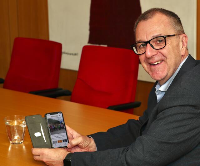Rupert Dworak nutzt die meinbezirk espresso App im Büro.
