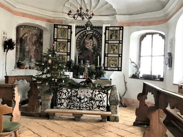 Am Altar in der Bergerkapelle Salzberg im Halltal kann jeder ein Sterbebild einbringen.