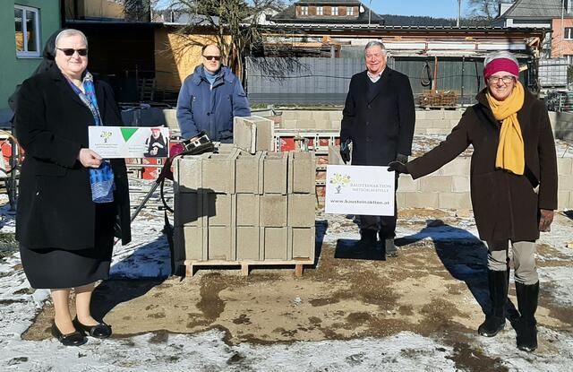 Sr. Angelika Garstenauer, Hans Übleis, Günter Cerny und Waltraud Schobermayr auf der Baustelle in der Gmundner Straße.