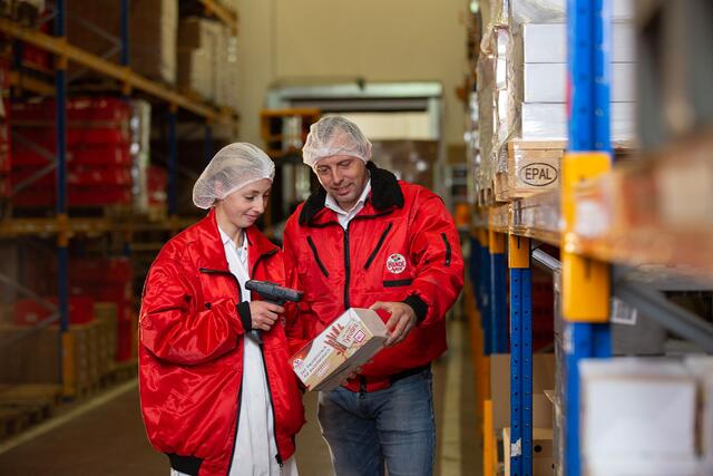 In vielen Bereichen, wie  Logistik oder Produktion gibt es interessante Aufgaben für Ferialpraktikanten. | Foto: Handl Tyrol