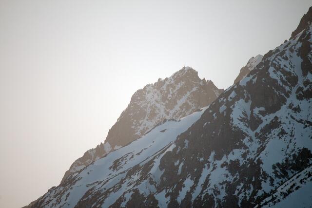 Bild 07_# 3420; am 24.02.2021 um 19 Uhr. Blick in den Westen zur Eisenspitze im weichen Streiflicht der untergehenden Sonne. Die Luft ist wieder klarer aber enthält doch etwas Feinstaub, welcher von 5.000 m Höhe auf ca. 1.500 bis 2.500 m Höhe abgesunken ist. Morgen wird sich der Saharastaub in Talnähe befinden? | Foto: © by Ing. Günter Kramarcsik