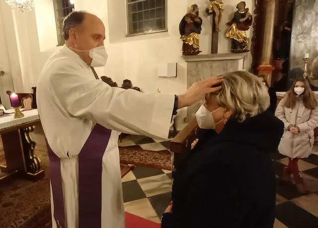 Diakon Oliver Günther bei der Spende des Aschekreuzes.  | Foto: KK