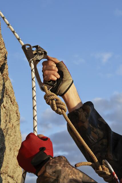 Der verstiegene Wanderer wurde mit dem Seil sicher ins Tal gebracht.