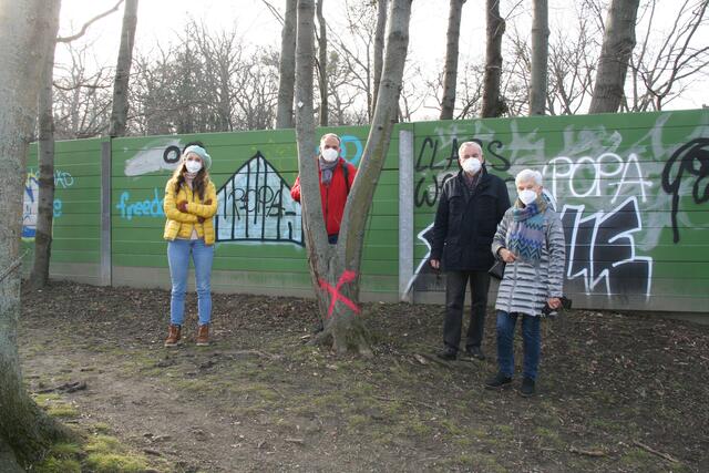 Beate Hinterreiter, Alexander Mayr-Harting und das Ehepaar Helga und Werner J. Höffinger wollen Ersatzpflanzungen. | Foto: Karl Pufler