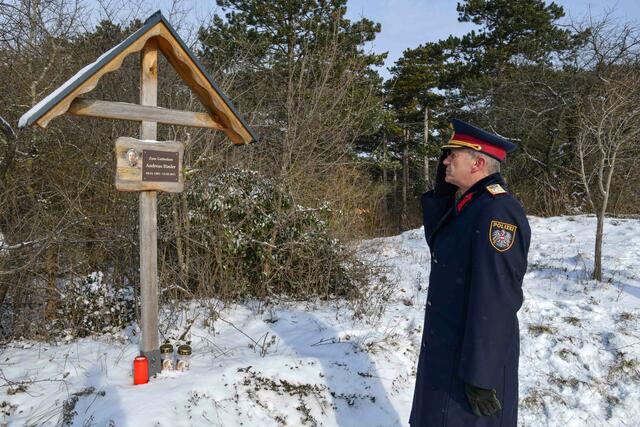 Landespolizeidirektor Franz Popp, BA MA, vor dem Gedenkkreuz | Foto: Polizei