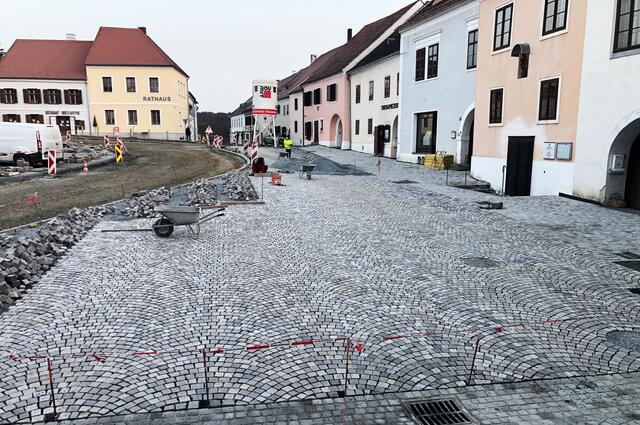 Aufgrund von Pflasterungsarbeiten am Hauptplatz ist dieser ab 1. März für den Verkehr gesperrt. | Foto: Stadtgemeinde Stadtschlaining