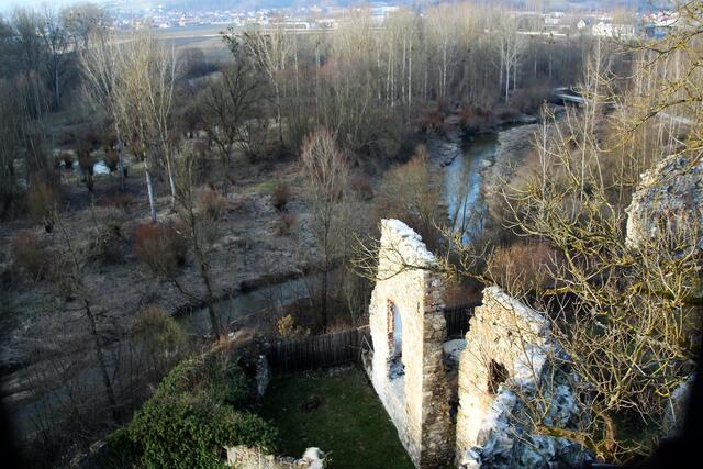 Blick vom Burgturm auf die Gusen und gesicherte Mauerteile der Burg. | Foto: Eckhart Herbe