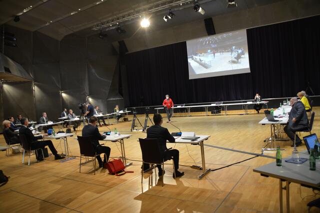 Am Donnerstag waren zum letzten Mal Auskunftspersonen geladen. Fotografieren lassen wollte sich keiner von ihnen. Auch der Sachverständige lehnte einen "Kameraschwenk" ab. | Foto: Tscheinig